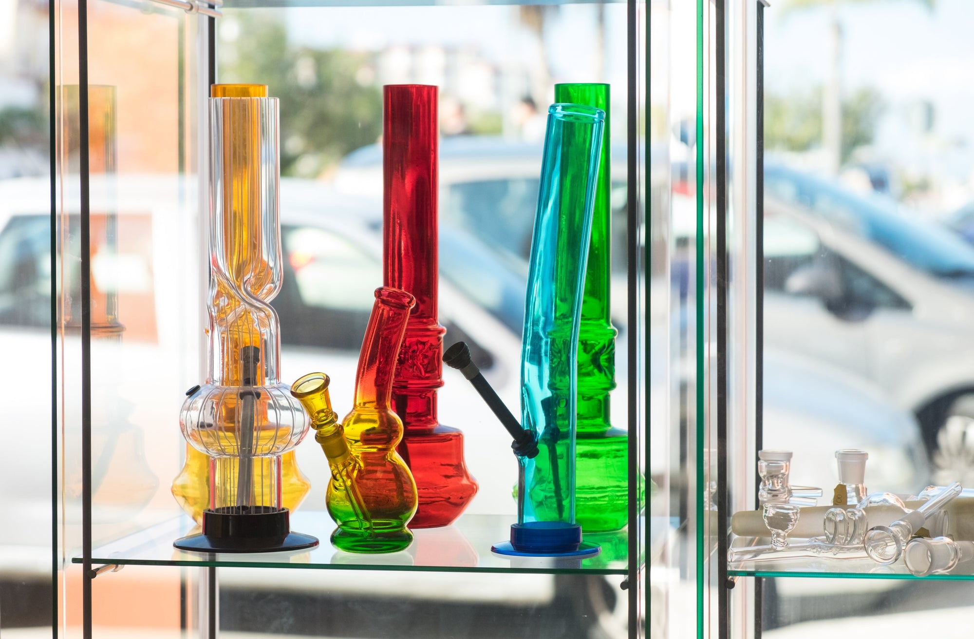 Choosing the Right Bong or Pipe — Quality, Design, and Smoking Experience